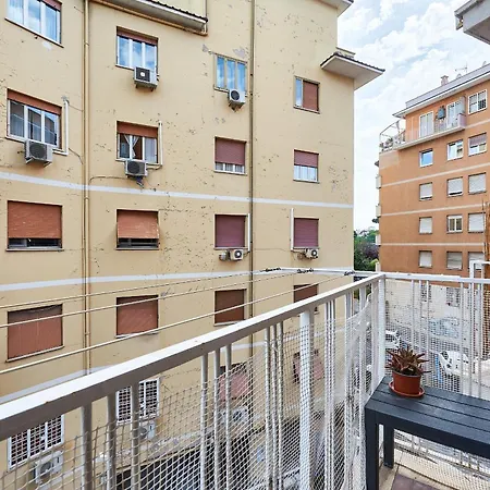 Modern Comfort Steps From Tiburtina Station Apartment